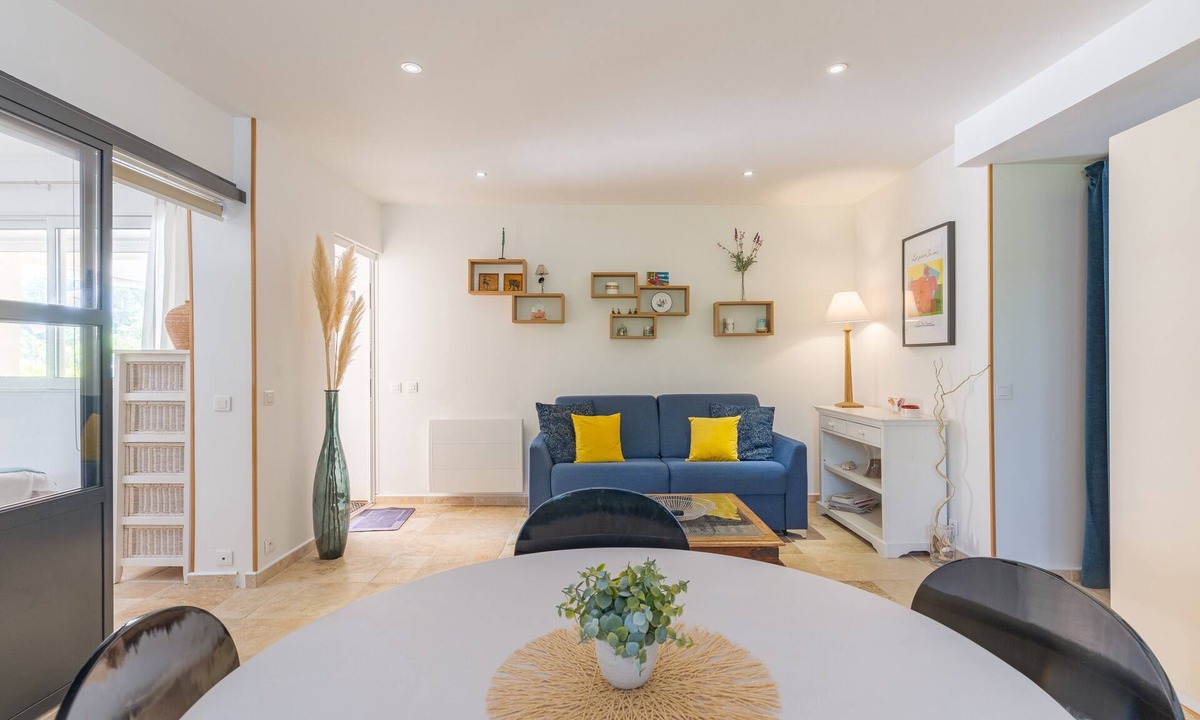 Auriol Apartment | Apartment 'Lobéal' with Shared Pool, Wi-Fi and Air Conditioning