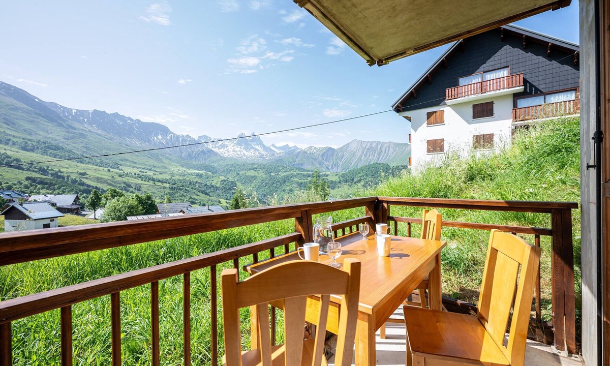 Albiez-Montrond Apartment | Apartment 'Neptune' with Mountain View and Balcony