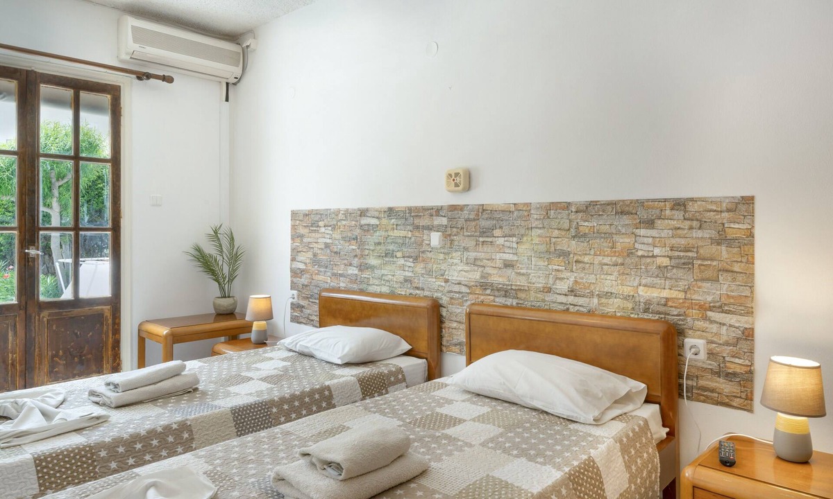 Pothia Apartment | Apartment 'Quadruple Room No 4' with Mountain View, Wi-Fi and Air Conditioning