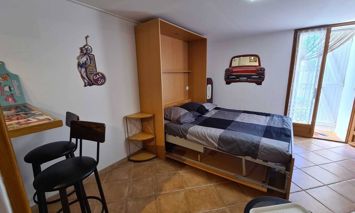 Carnoules Apartment | Apartment 'Studio Vintage' with Mountain View, Shared Pool and Wi-Fi