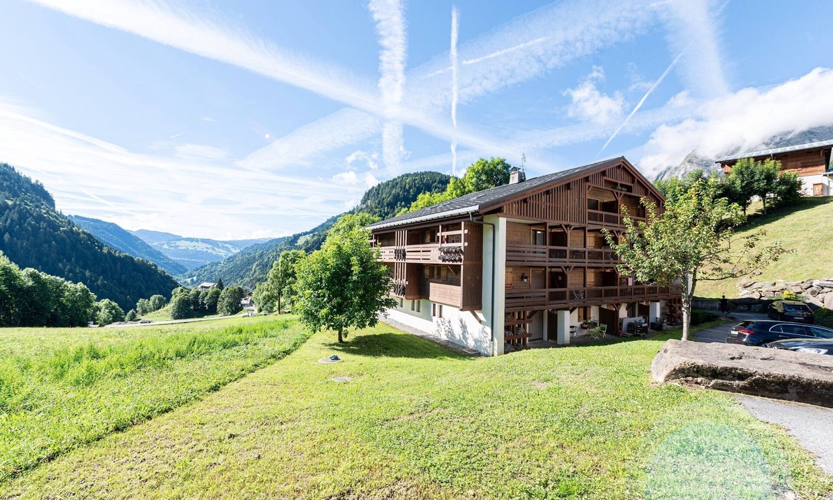 La Giettaz Apartment | Apartment 'Ty Aravis' with Mountain View and Balcony