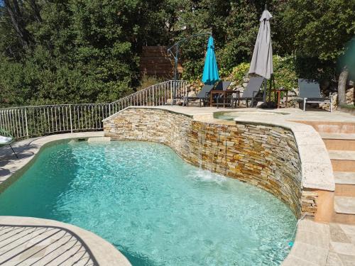 Taradeau Apartment | Appart "Pins & parasol", piscine chauffée et bain à remous