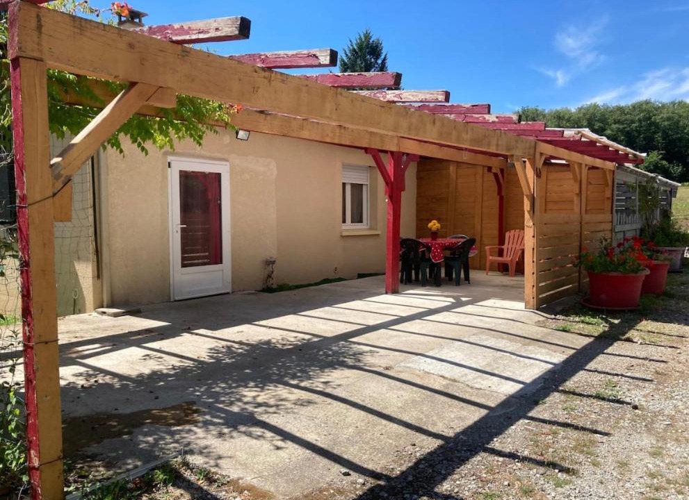 Compreignac Apartment | Appartement indépendant, terrasse couverte, rouge