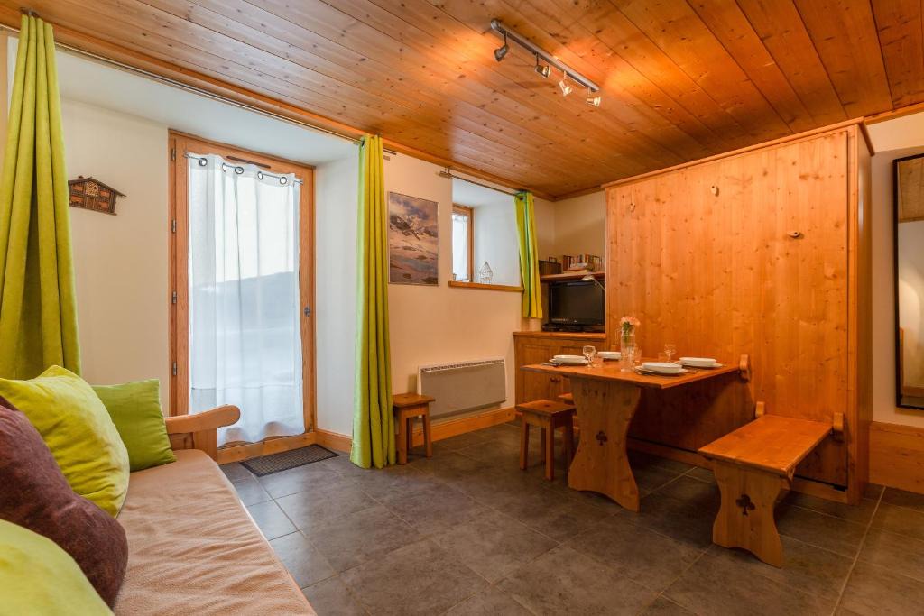 Montroc Apartment | Apt Arsene1 Mont Blanc Views 3-min to Ski - Happy Rentals