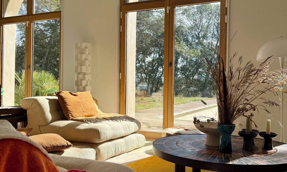 Uchaux Villa | Architect-designed villa · 5 suites · Sleeps 13 · Pool & large garden