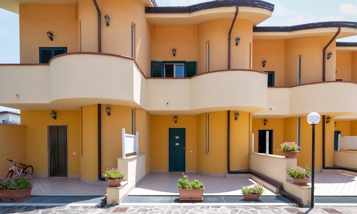 Laura House | Atmospheric Apartment in Paestum with Swimming Pool