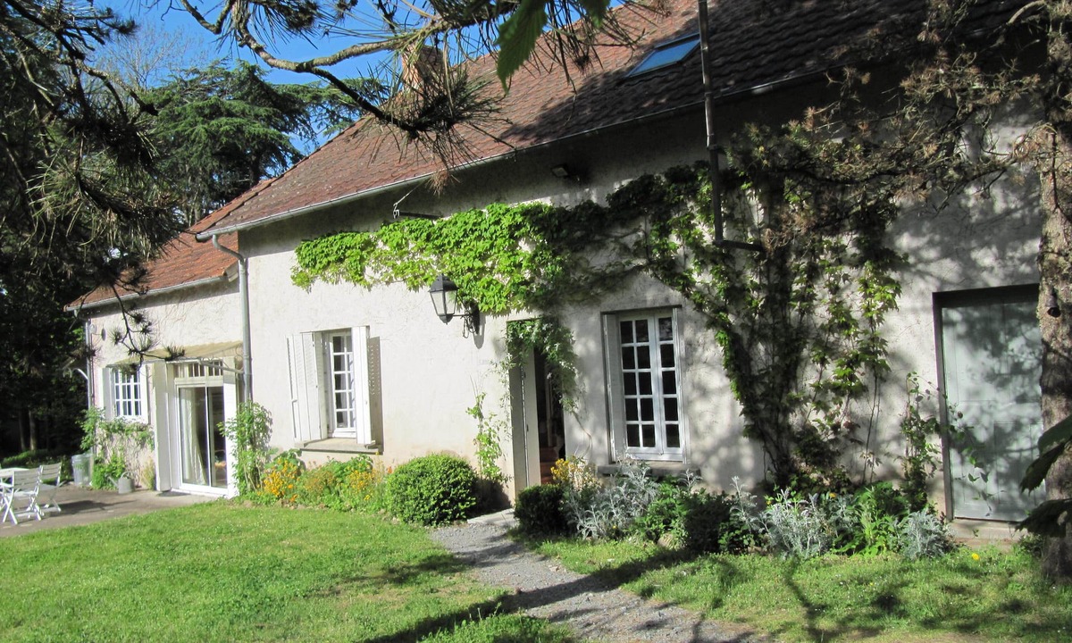 Vesdun House | Au milieu de la France, entourée d’un grand jardin, une maison plein de charme