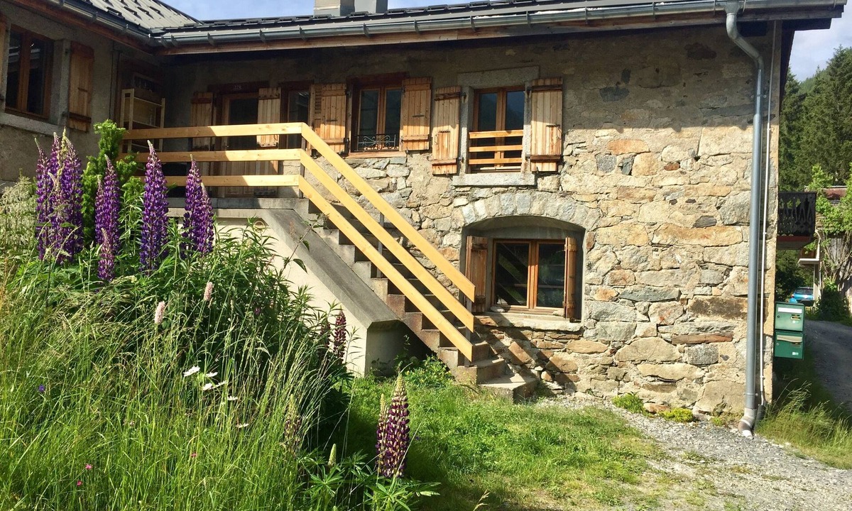 Vallorcine Ski Chalet | Authentic stone and larch chalet in a cool location! Altitude: 1,250 m; Sleeps 8–9; 90 m²