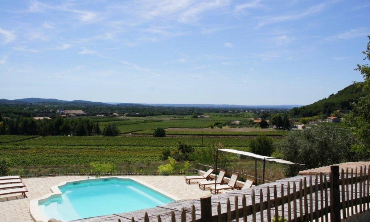 Mazan Bed & Breakfast | B&B Romarin, an authentic French room with attractive outdoor kitchen