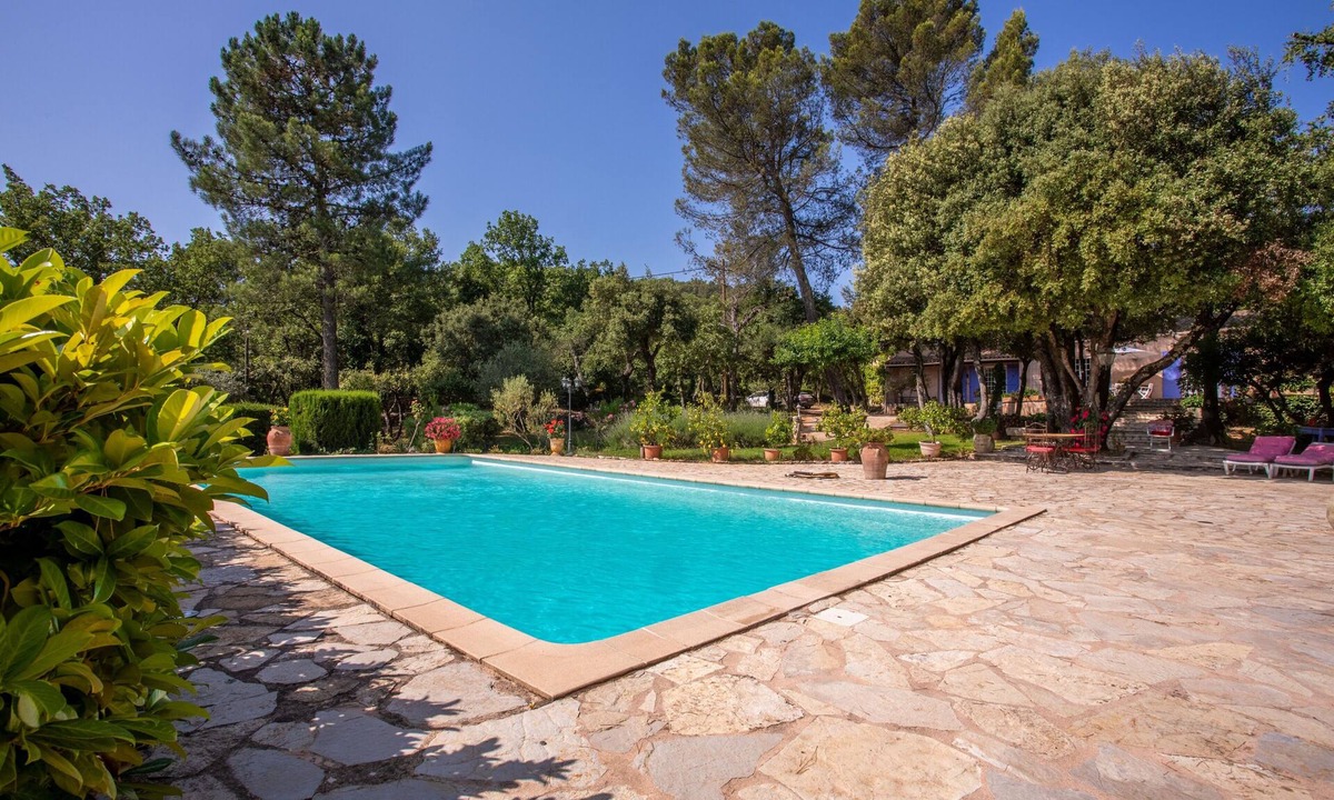 La Roquebrussanne Bed & Breakfast | Bastide Lou Pèbre d'Aï - Sun of the Hills: