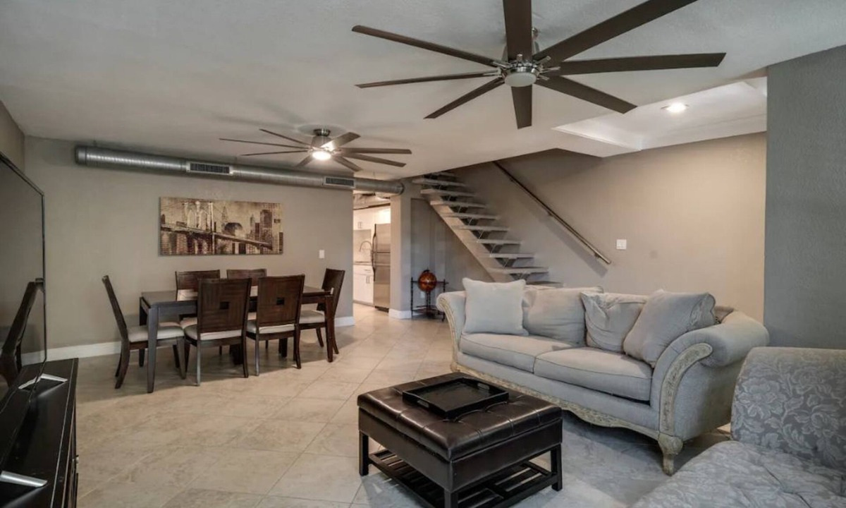Bayshore Gardens House | Bayshore Gardens Renovated Townhouse, walk to SOHO