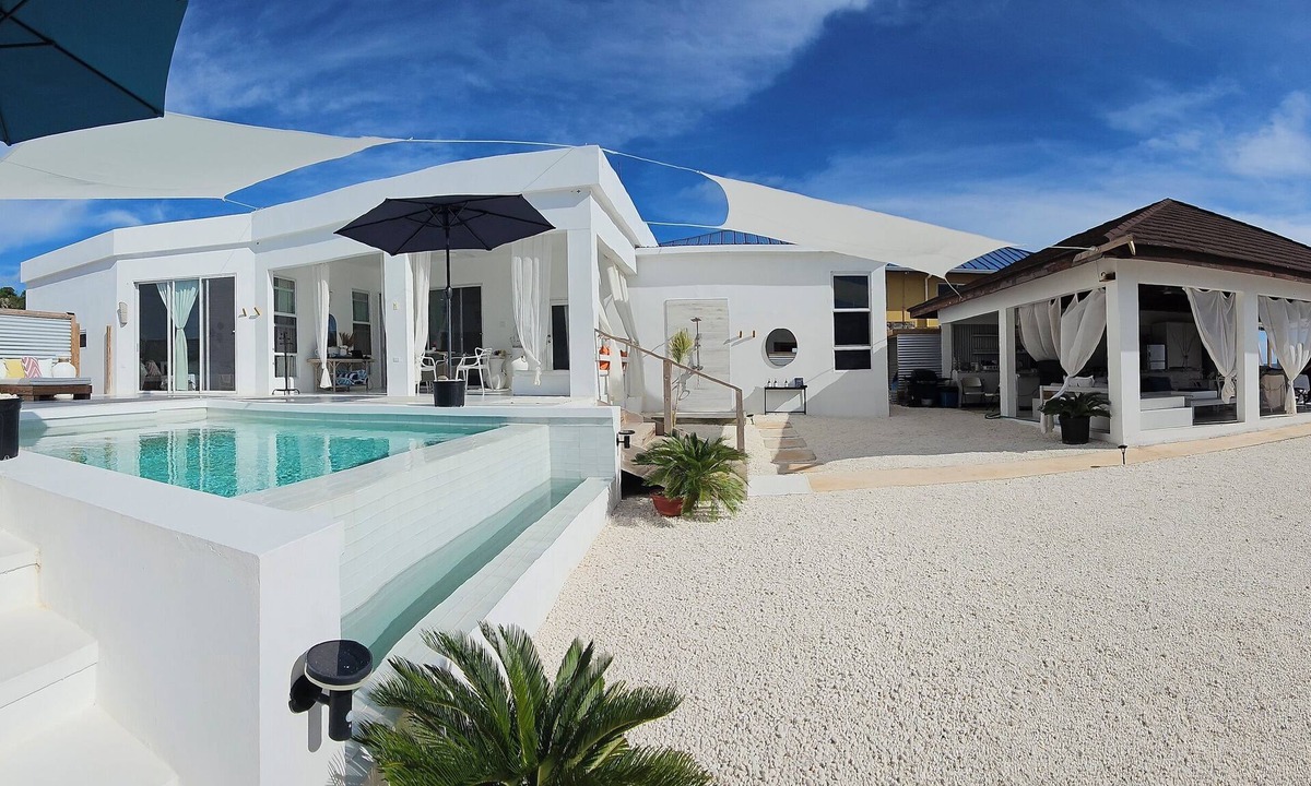 Treasure Beach Villa | Beach Chic 2-Bedroom Villa – 100% 5-Star Rated - Luxury Redefined
