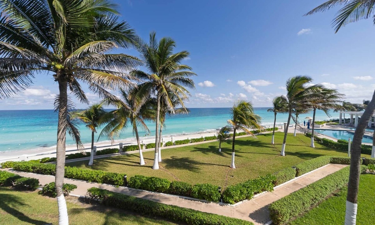 Zona Hotelera House | Beachfront Bliss - Spacious 4-Bed with Ocean View