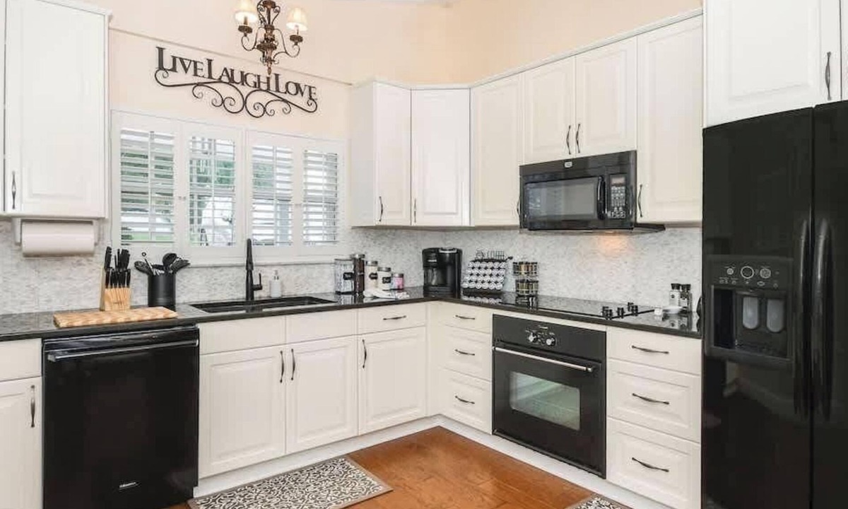 Sanford House | Beautiful 4/2, Golf, Pool & Games!