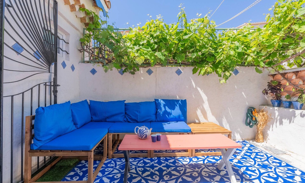 Le Brusc House | Beautiful azure blue house with Terrace, Wi-Fi and Air Conditioning Six Fours