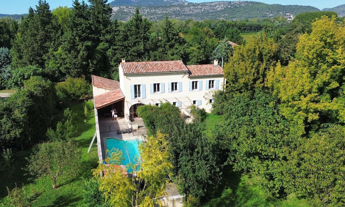 Aubignan House | Beautiful Mas Provençal, Classified 4-star furnished holiday home with garden & swimming pool