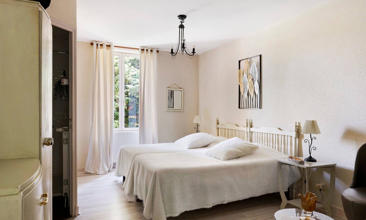 Huriel Bed & Breakfast | Bed and Breakfast 'Les Malvaux - Chambre Marron' with Shared Pool, Shared Terrace and Wi-Fi