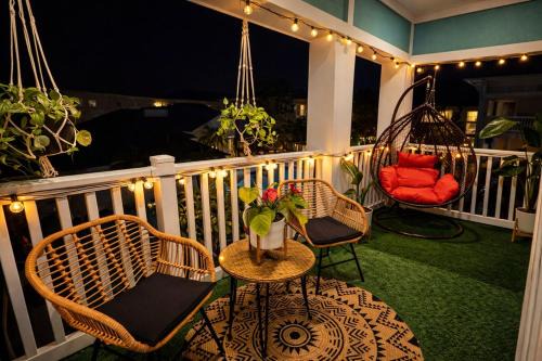 Bearss Plaza Apartment | Boho Boutique Retreat - Pool - Gym - Private Patio