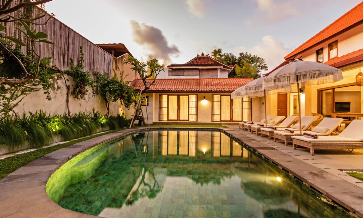 Laksmana Villa | BRAND NEW 5 BR with Enclosed Living 2 mins to Eat Street
