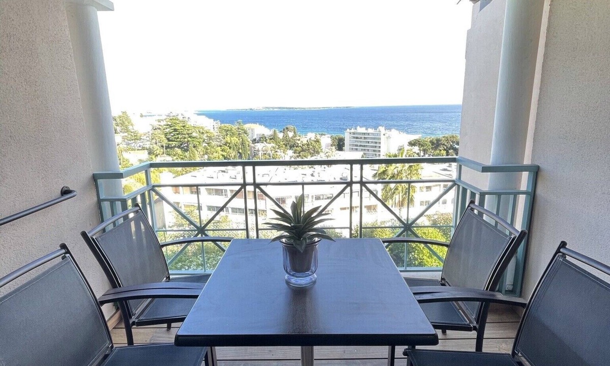La Croix des Gardes Apartment | Breathtaking. Cannes