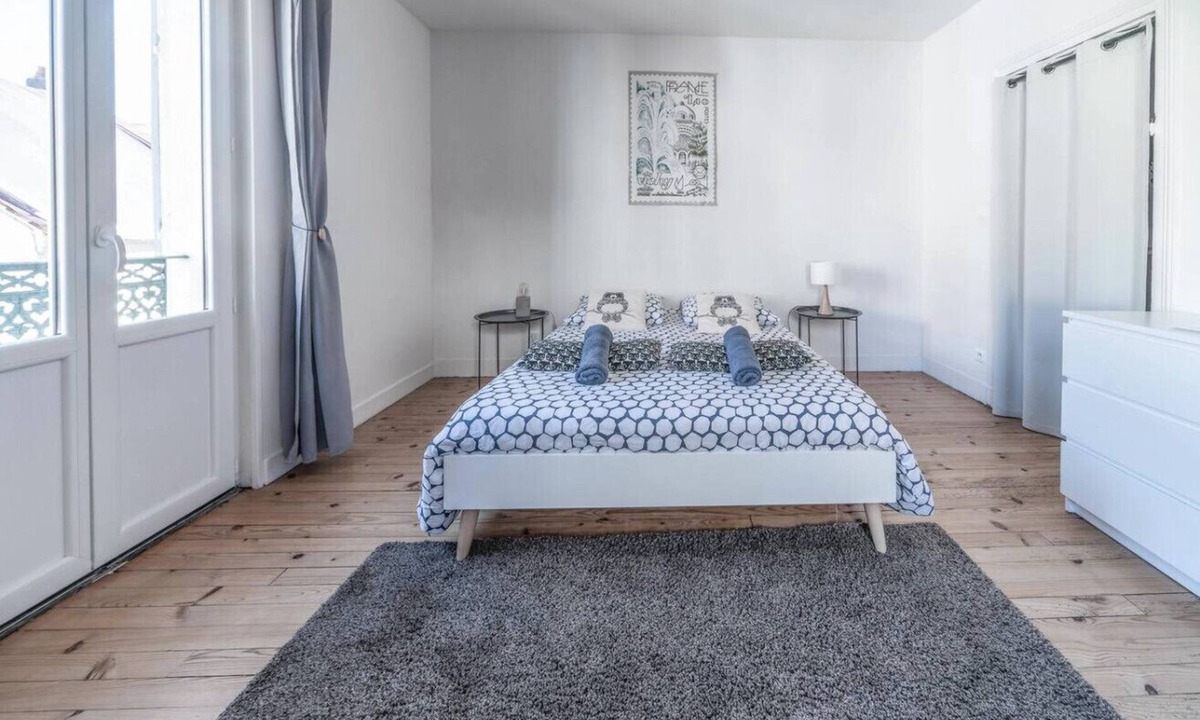 Champ-Capelet Apartment | Bright and quiet apartment, free parking