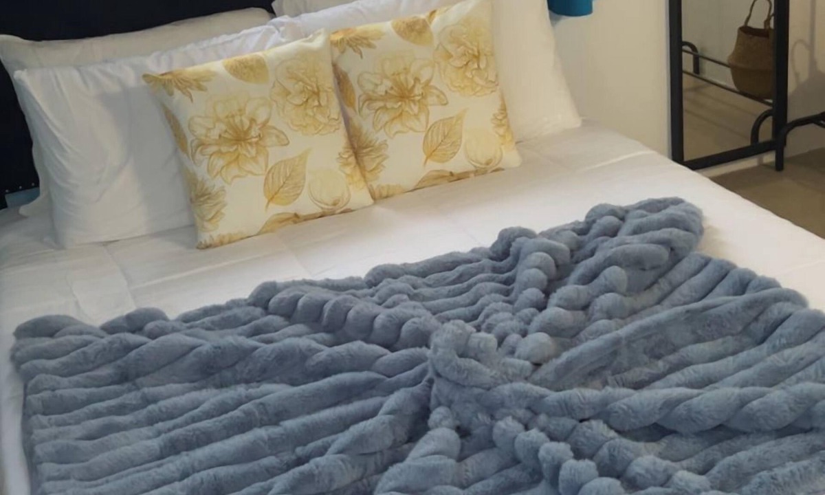 Falmouth Apartment | Burwood Breeze Retreat AC + WiFi + Hot water