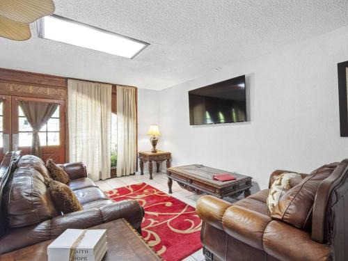 Durant House | Calm and Spacious Retreat Family Ready Escape