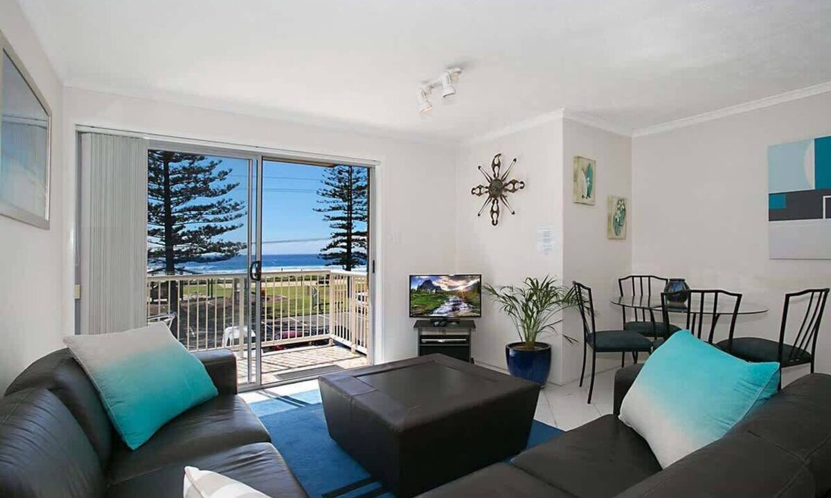 Mermaid Beach Apartment | Camden House Opposite Mermaid Beach