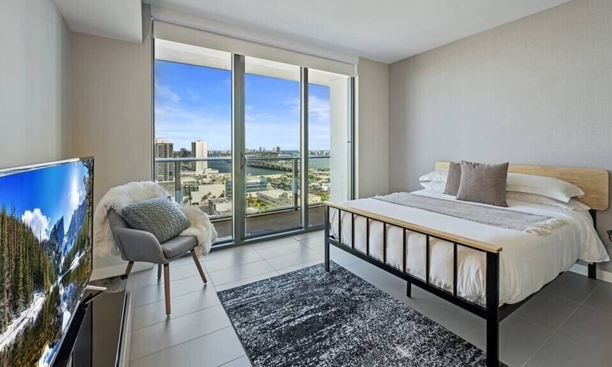 Town Square Apartment | Canvas Condo