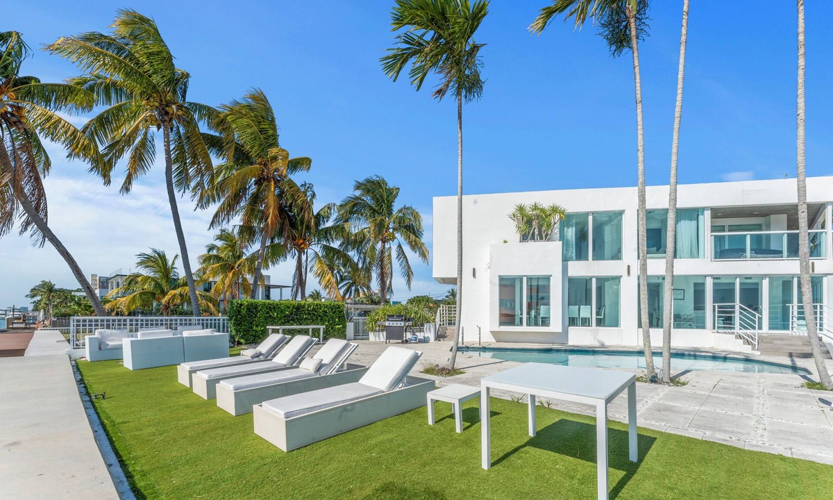 North Bay Village Villa | Casa Blanca Bayfront Villa – Miami