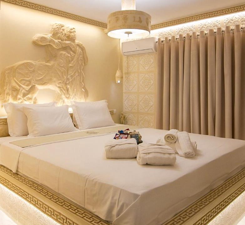 Piraeus Apartment | CENTAURIA Greek Luxury Suite 5' Port Gate 7-8 & Cruises Gate 11-12