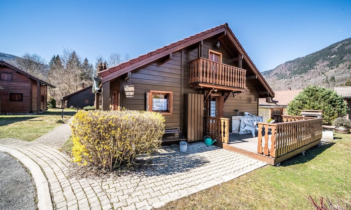 Verchaix Ski Chalet | Chalet “6p Classic-Les Ajoncs D'or” with Mountain View, Private Terrace, and Wi-Fi