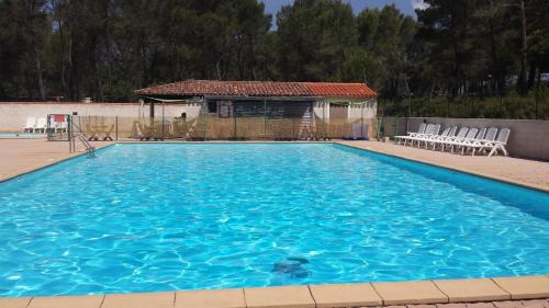 Le Castellet House | Chalet avec jolie chambre et salle de bain