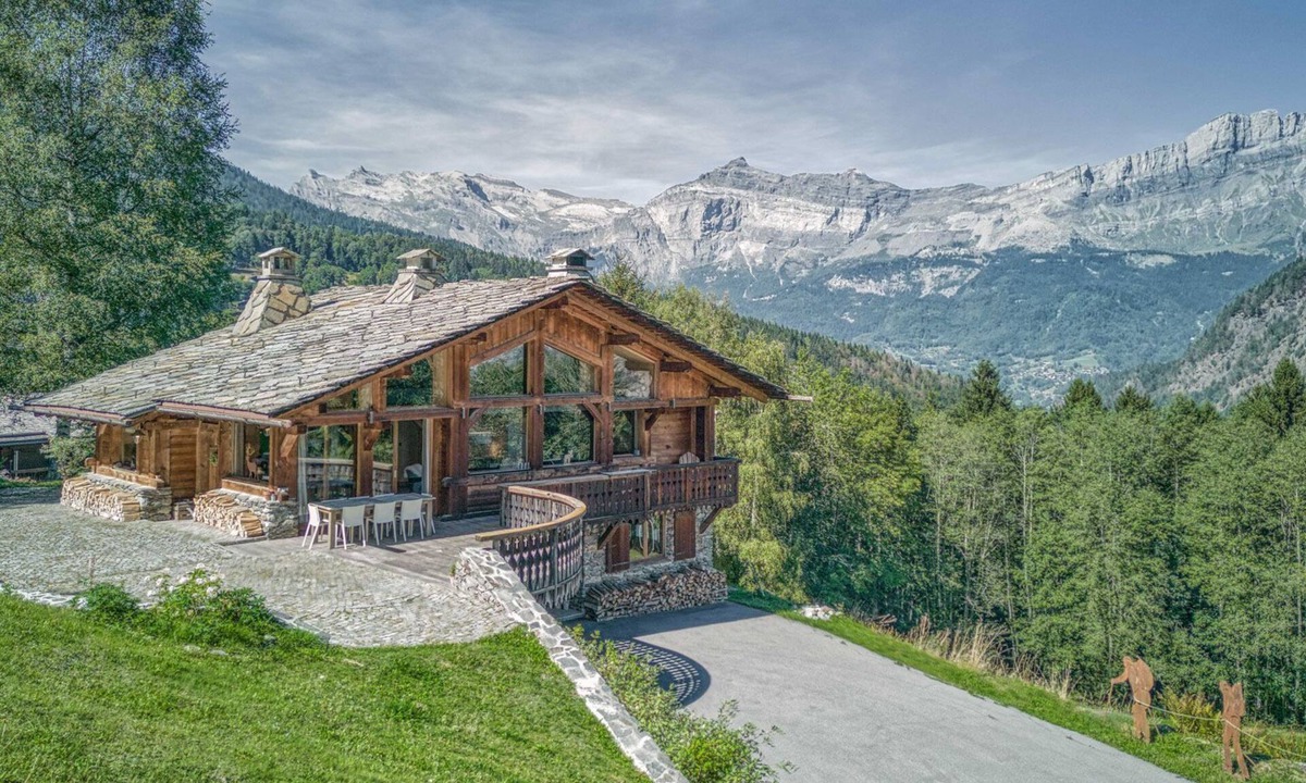 Les Houches Ski Chalet | Chalet Castor Gorgeous ski-in/ski-out 4 bedroom chalet in Les Houches