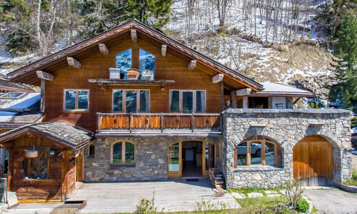 Meribel Ski Chalet | Chalet du Centre authentique au coeur de Méribel