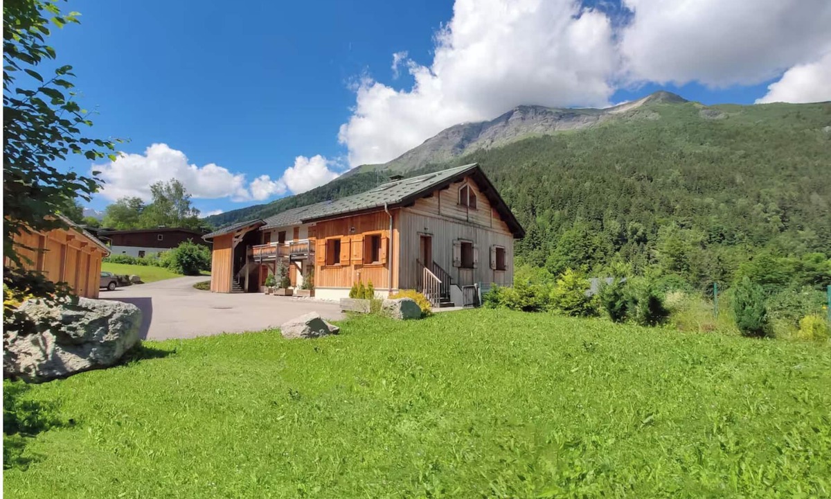 Les Contamines-Montjoie Apartment | Chalet-like triplex with separate entrance ideal for large families
