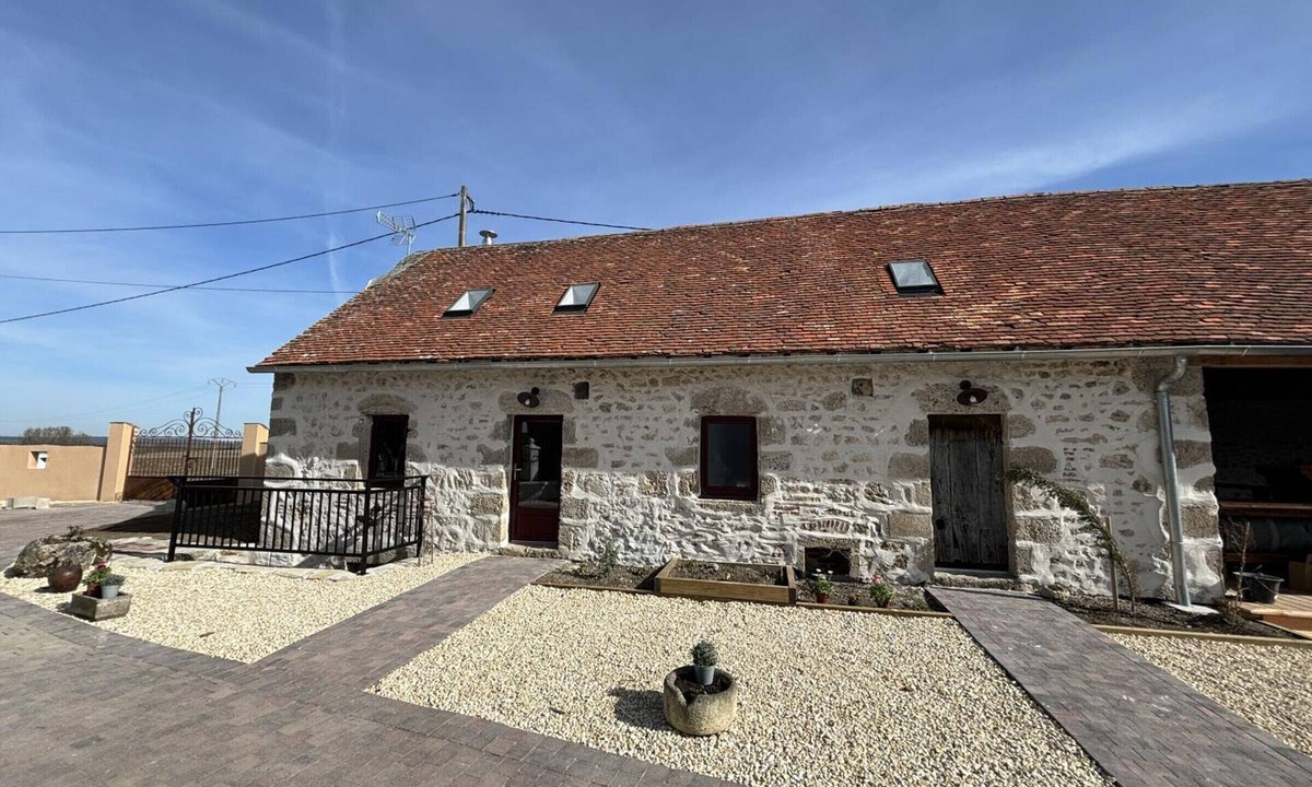 Montaigu-le-Blin Cottage | Chalet in Montaigu-le-Blin with Spa and Parking