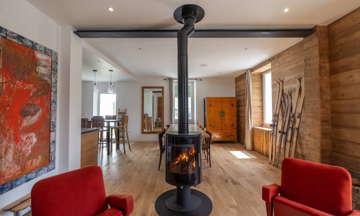 Vallorcine Ski Chalet | Chalet La Llyre Vallorcine in the Chamonix valley, close to the ski lifts and train station