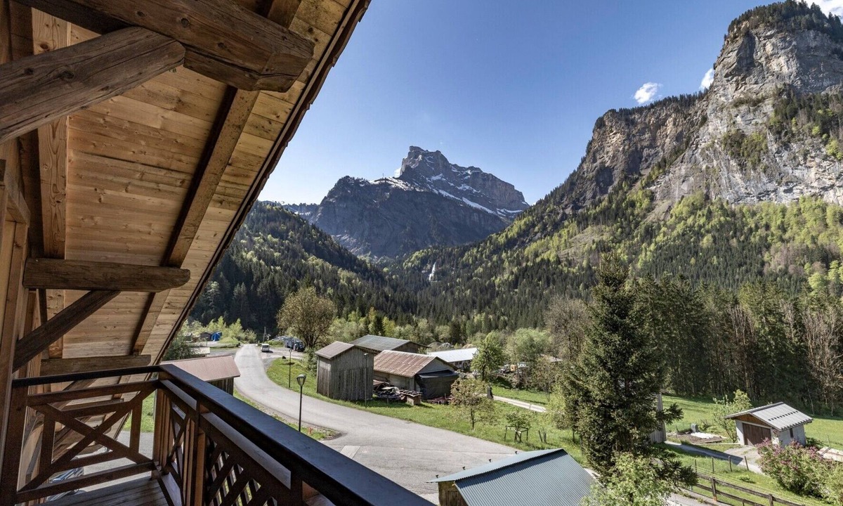 Sixt-Fer-a-Cheval Ski Chalet | Chalet 'Les Laouchets - 8 Pers' with Mountain View, Balcony and Wi-Fi