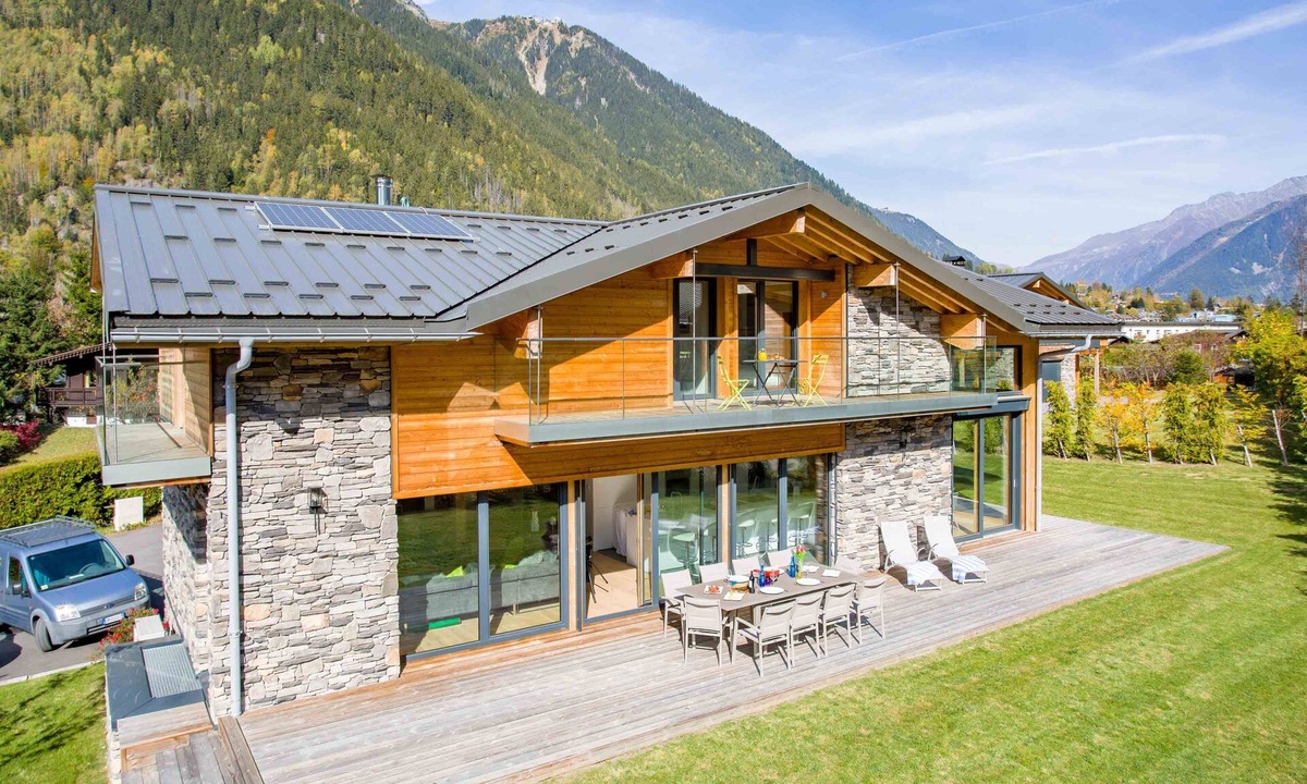 Chamonix-Mont-Blanc Ski Chalet | Chalet Montana - a self catered chalet that sleeps 12 guests in 5 bedrooms