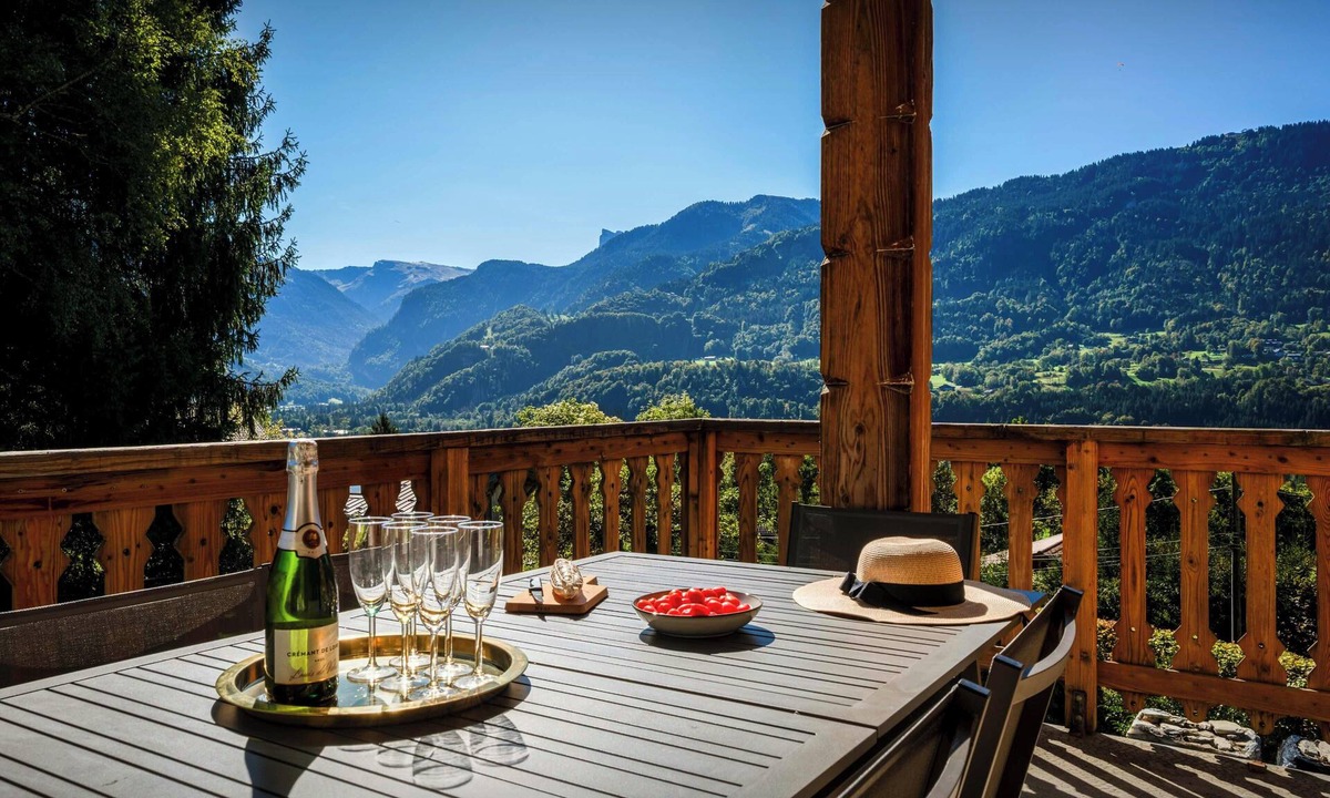 Samoens Ski Chalet | Chalet Mushy - Stay for 10 with a terrace and garden - OVO Network