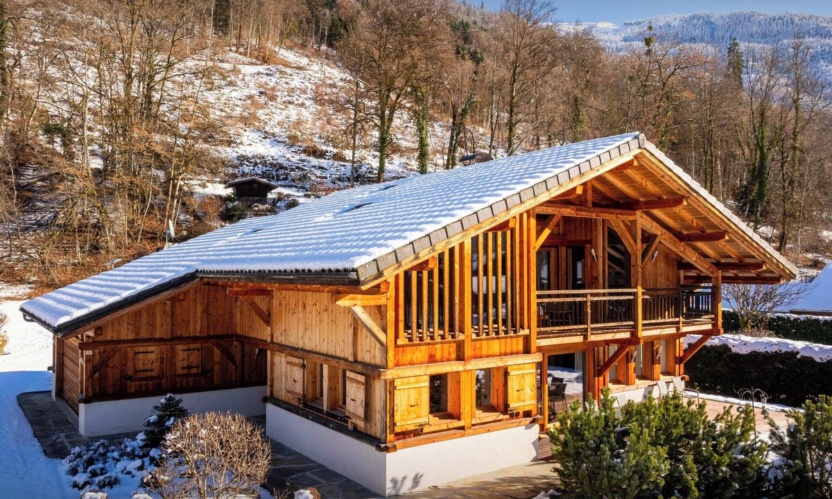 Samoens Ski Chalet | Chalet OCimes - authentic alpine stay 12p with sauna - OVO Network