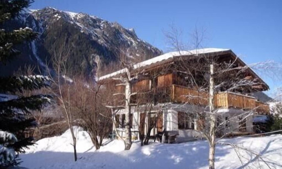 Les Bossons Apartment | CHALET WITH GARDEN AND SPLENDID VIEW CHAINE MONT BLANC CHAMONIX BOSSONS. WIRELESS