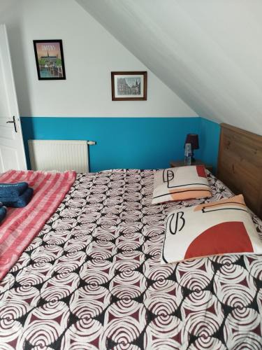 Cluses House | Chambre avec balcon dans maison avec parking