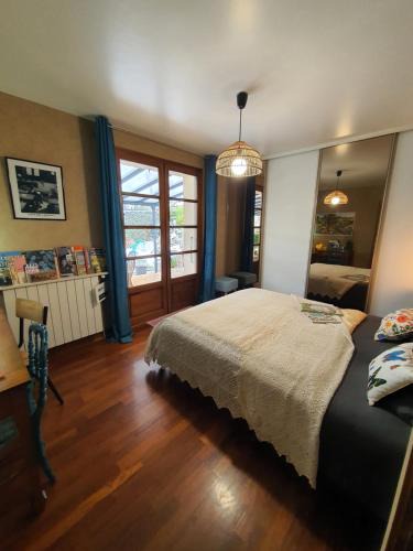 Lacrouzette Bed & Breakfast | Chambre d'hôtes L'Oustal, Terrasse privée & petit-déjeuner, Sidobre