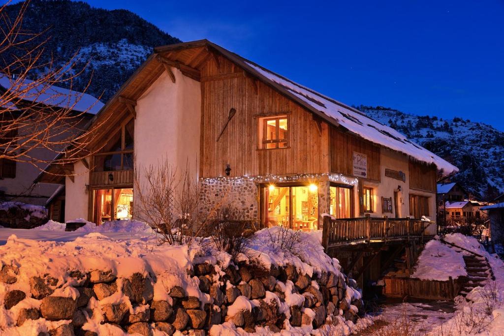 Saint-Martin-de-Queyrieres Bed & Breakfast | Chambres d'Hôte le Brin de Paille
