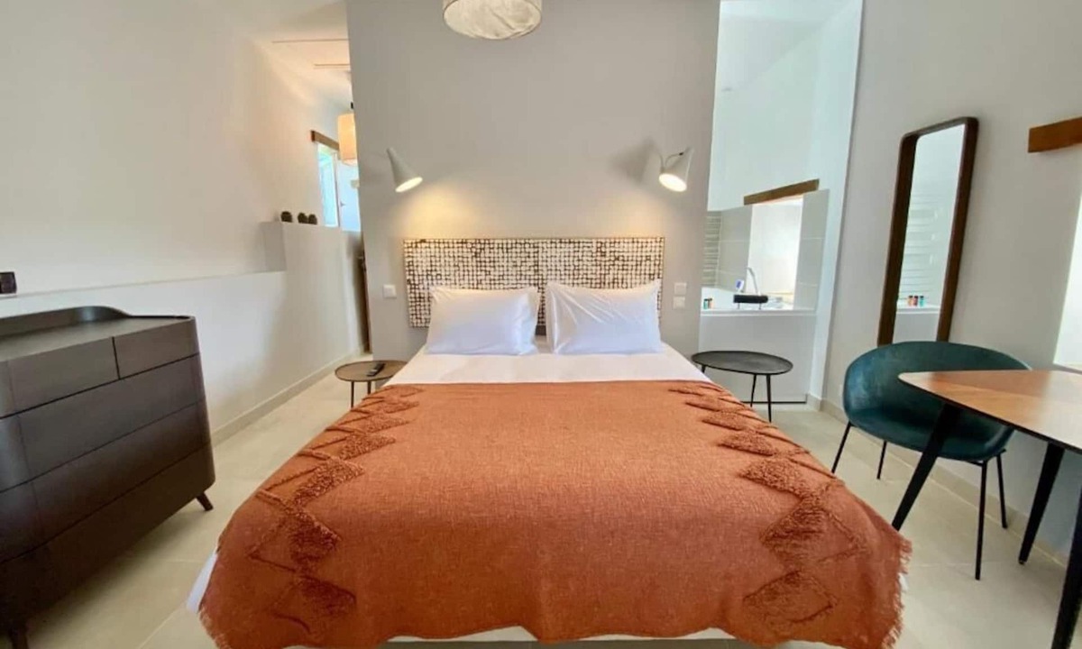 Martignargues House | CHAMBRE LUXE LA TOUR with whirlpool bath and shared heated pool
