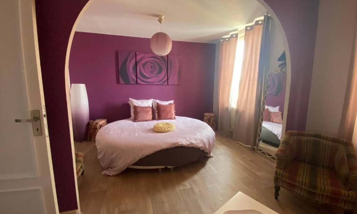 Gueugnon House | Chapeau Claque Cabaret