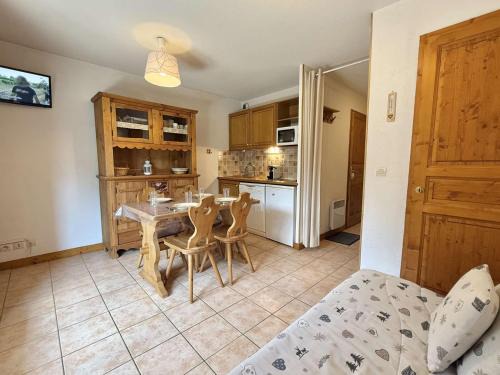 Praz-sur-Arly Apartment | Charmant Studio Cabine à Praz-Sur-Arly, Ideal Pour 4 avec Parking, Proche Village et Remontées - FR-1-603-17