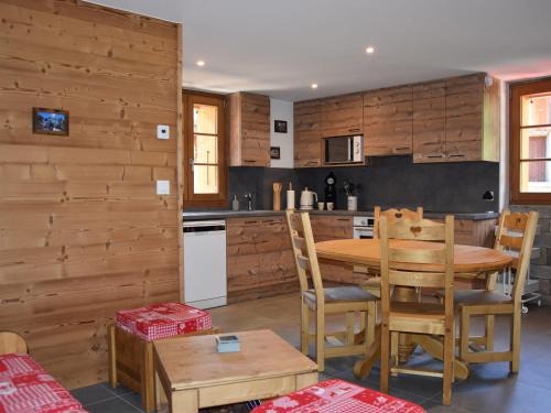 Pralognan-la-Vanoise Ski Chalet | Charmante grange rénovée au calme, capacité 4 pers., balcon sud à Pralognan-la-Vanoise - FR-1-464-230